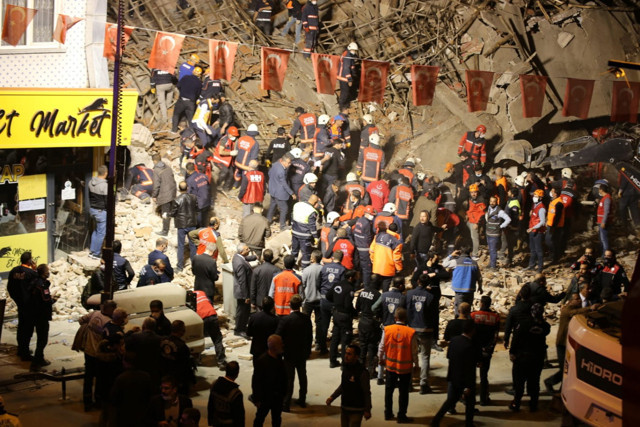 Malatya'da bina çöktü! Enkaz altında kalanlar var! Binanın kolonu kesilmiş! - Resim: 2