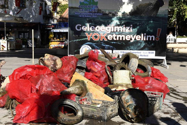 Antalya'da denizin dibinden elektrik süpürgesi çıktı - Resim: 1