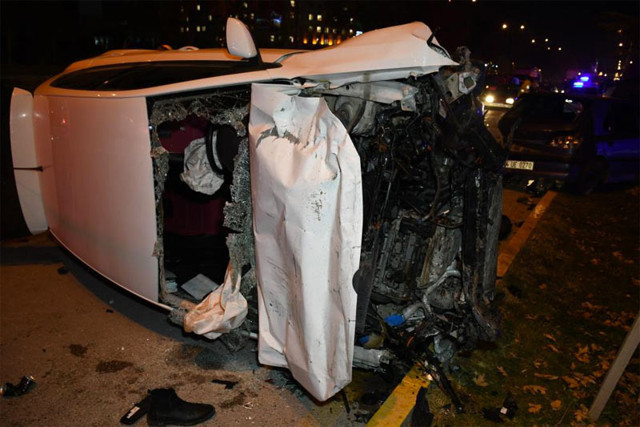 Aksaray'da yaralılara yardım için koştu başka bir aracın altında kaldı - Resim: 0