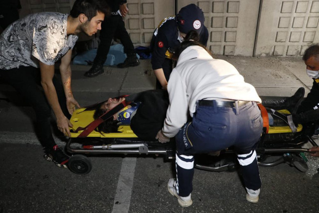 Adana'da sevgilisi tarafından terk edilen genç kız 6 metreden atladı - Resim: 0