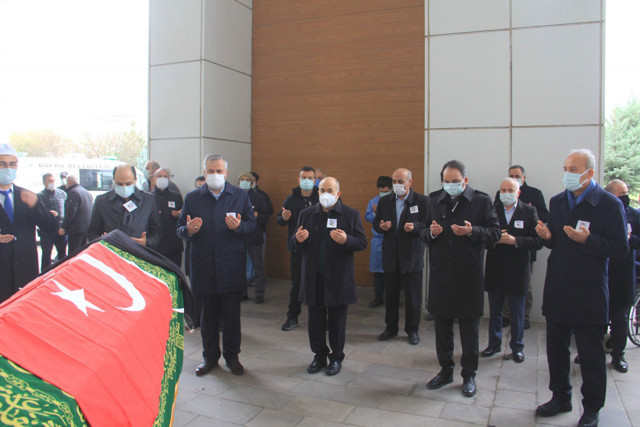 Koronavirüsten ölen kızının cenazesinde 'Bekle ben de geliyorum' diyen baba koronavirüse yenildi - Resim: 0