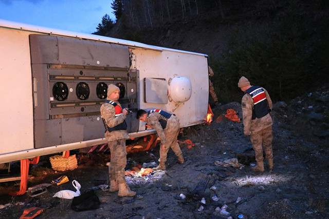 Erzincan'da yolcu otobüsü devrildi! Çok sayıda yaralı var - Resim: 0