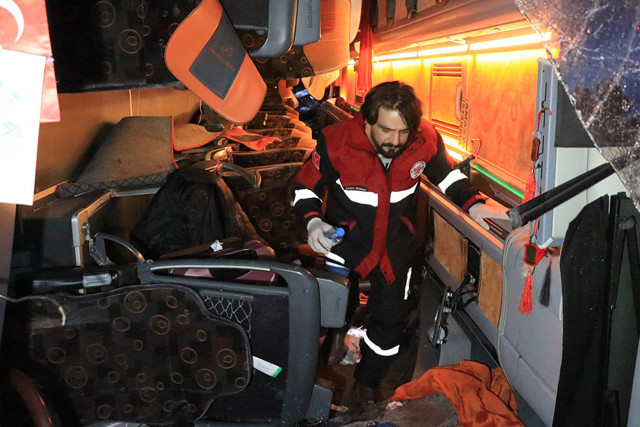 Erzincan'da yolcu otobüsü devrildi! Çok sayıda yaralı var - Resim: 1