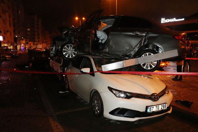 Zonguldak Ereğli'de kontrolden çıkan otomobil park halindeki araçların üzerine uçtu - Resim: 0