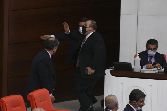 Bakan Mustafa Varank üçüncü bebek haberini Meclis'te aldı - Resim: 0