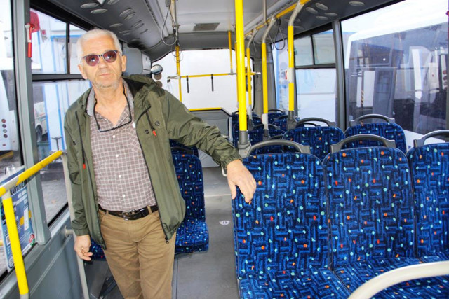 Kıyafetleri kirli olduğu için minibüste oturtulmayan işçi açıklamalarıyla alkış aldı - Resim: 0