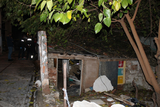 Kuşadası'nda ısınmak için sığındıkları evde ateş yakan 2 kişi yanarak öldü! Kokudan bulundular - Resim: 0