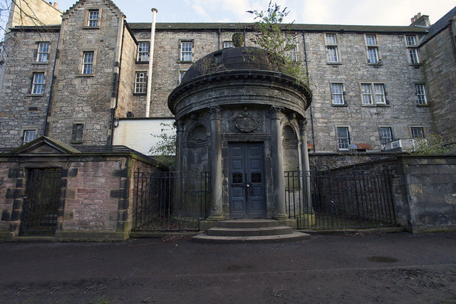 330 yıl önce ölen adamın mezarı kazıldı cesedi gören polisler de şaşırdı - Resim: 1