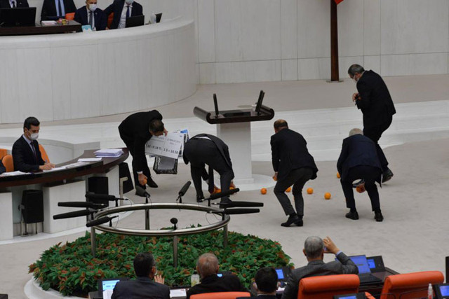 CHP Muğla Milletvekili Burak Erbay bir kasa portakalı kürsüye döktü - Resim: 0
