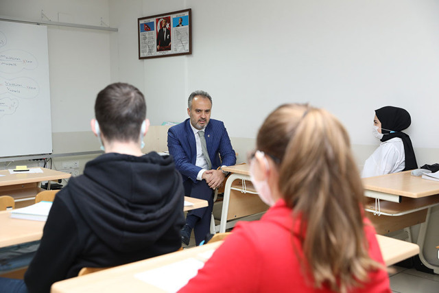 Büyükşehir, gençleri üniversiteye hazırlıyor - Resim: 1