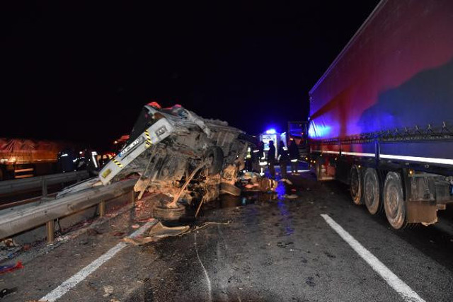 Kamyonet, TIR'a çarptı! Anne ve kızı öldü, 5 kişi de yaralandı - Resim: 0