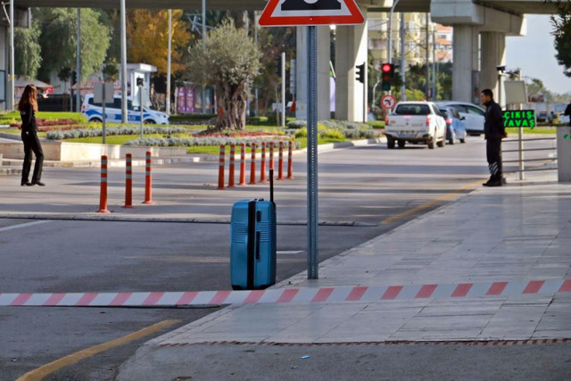 Akdeniz Üniversitesi kapısında ortalık karıştı işin aslı ortaya çıktı meğer genç kız.. - Resim: 0