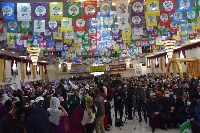 HDP kongresinde skandal! Erdoğan'a hakaret edip terörist başını övdüler - Resim: 0