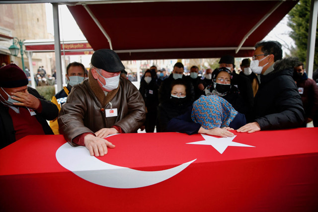 Şehit Piyade Er Tarık Tarcan cenazesinde acılı baba tabut başında asker selamı verip böyle seslendi - Resim: 0