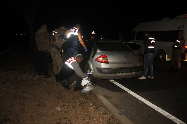 Şanlıurfa'da lüks otomobil uzun namlılı silahlarla tarandı: İki kişi öldü kan davası çıktı - Resim: 0