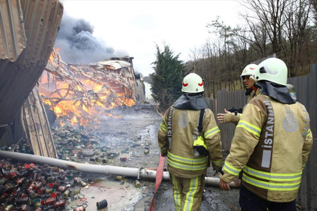 Kemerburgaz'da kaynak suyu dolum tesisinde yangın - Resim: 1