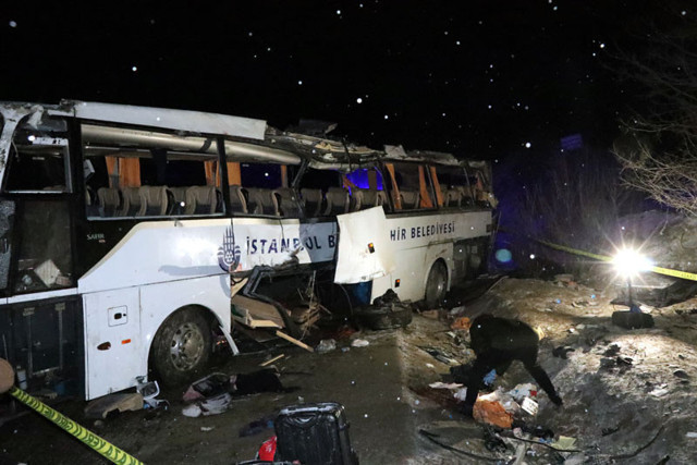 Çankırı'da otobüsün devrilmesi sonucu 2 kişi öldü, 3'ü ağır 27 kişi yaralandı - Resim: 0