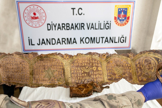 Diyarbakır'da el yazması İbranice deri kitap ve ferman ele geçirildi - Resim: 0