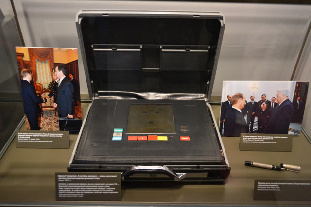 Vladimir Putin'in nükleer silah çantası! Nükleer için tek yetki onda bakın kaç tane var - Resim: 0