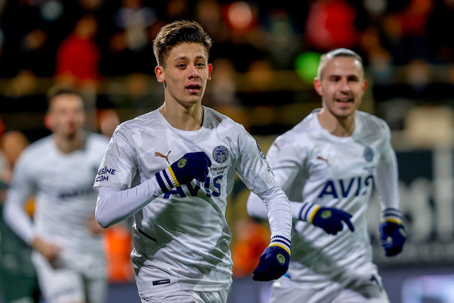 Fenerbahçe gol sağanağının yaşandığı maçta Alanyaspor'u 5-2 mağlup etti - Resim: 1