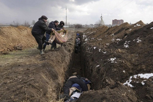 Ukrayna'da sivil kayıplar için toplu mezarlar kazılıyor - Resim: 0