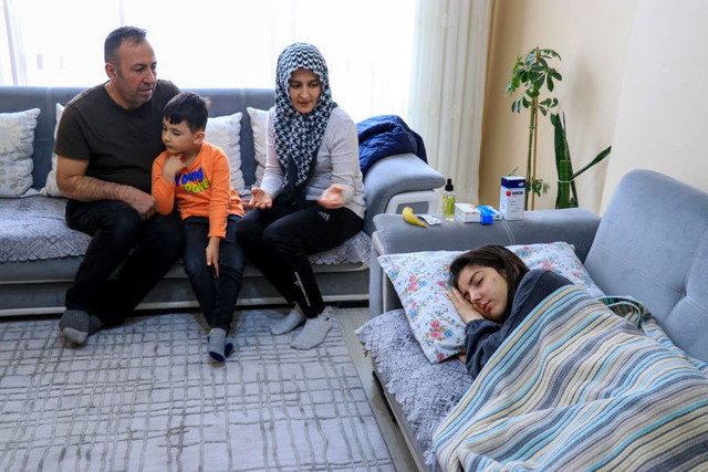 Sahipsiz köpeklerden kaçarken otobüsün çarptığı lise öğrencisi Esma Nur Tekeli zor günler geçiriyor - Resim: 0