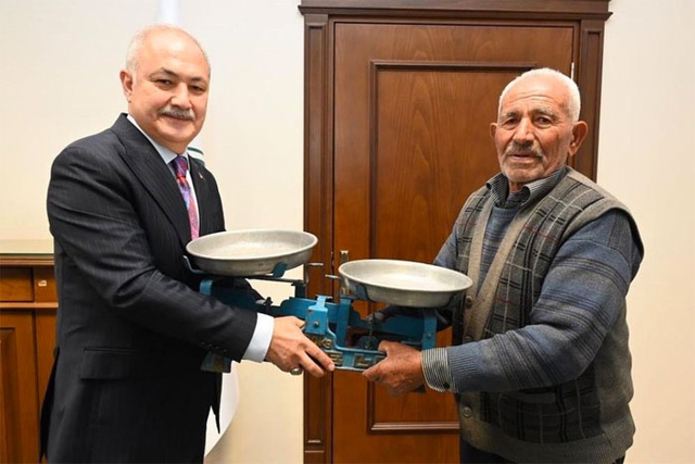 Tartısına el konulan seyyar satıcının ağlaması herkesi üzdü Osmaniye belediye başkanı özür diledi - Resim: 0