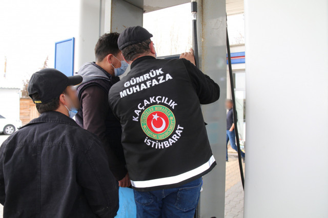 Ankara'da 3 akaryakıt istasyonuna 'kaçak akaryakıt' baskını! Pompadaki düzenek şok etti - Resim: 0