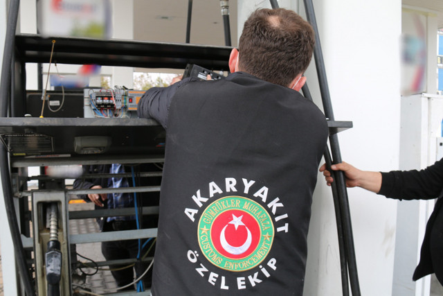 Ankara'da 3 akaryakıt istasyonuna 'kaçak akaryakıt' baskını! Pompadaki düzenek şok etti - Resim: 1