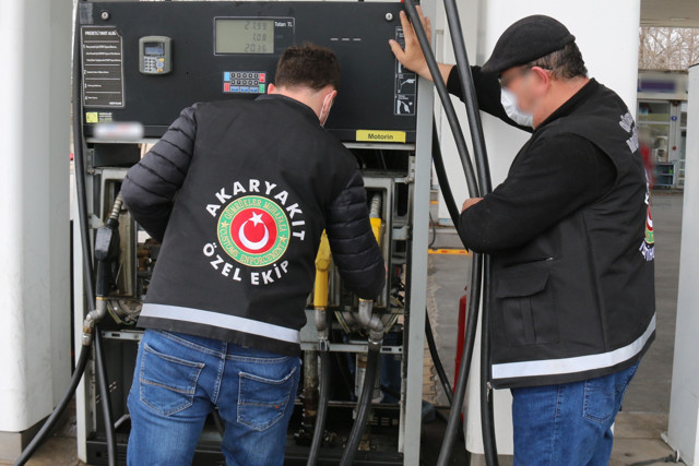 Ankara'da 3 akaryakıt istasyonuna 'kaçak akaryakıt' baskını! Pompadaki düzenek şok etti - Resim: 2