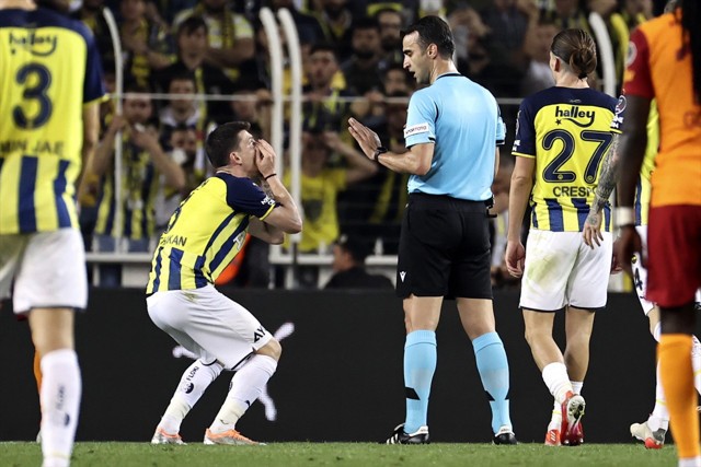 Fenerbahçe dev derbide Galatasaray'ı 2-0 mağlup ederek ikinciliğe yükseldi - Resim: 0