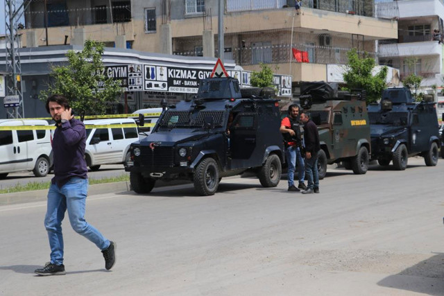 Adana'da polislere silahlı saldırı! 2 polis yaralandı 3 şüpheli gözaltında - Resim: 0