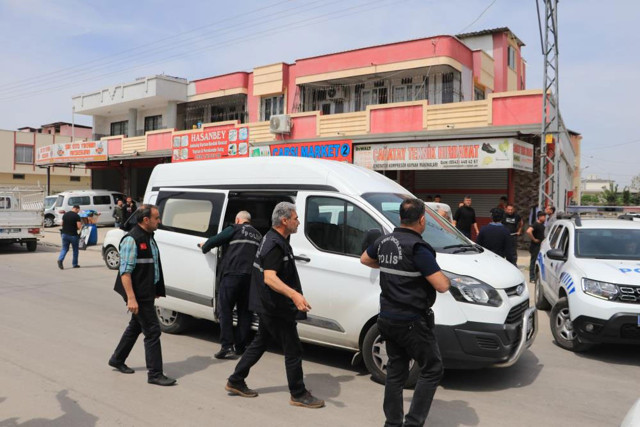 Adana'da polislere silahlı saldırı! 2 polis yaralandı 3 şüpheli gözaltında - Resim: 1
