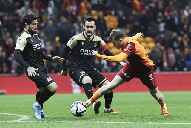 Galatasaray konuk ettiği Yeni Malatyaspor'u ikinci yarıda bulduğu gollerle 2-0 yendi - Resim: 0