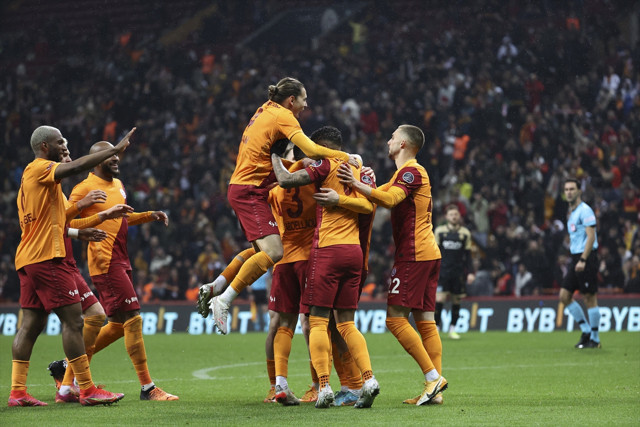 Galatasaray konuk ettiği Yeni Malatyaspor'u ikinci yarıda bulduğu gollerle 2-0 yendi - Resim: 1