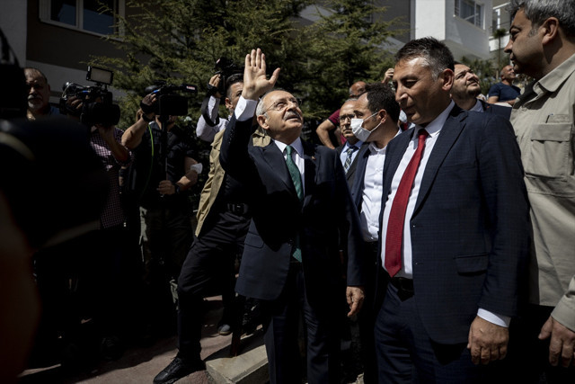 Kılıçdaroğlu'ndan borcu nedeniyle elektriği kesilen aileye ziyaret - Resim: 0