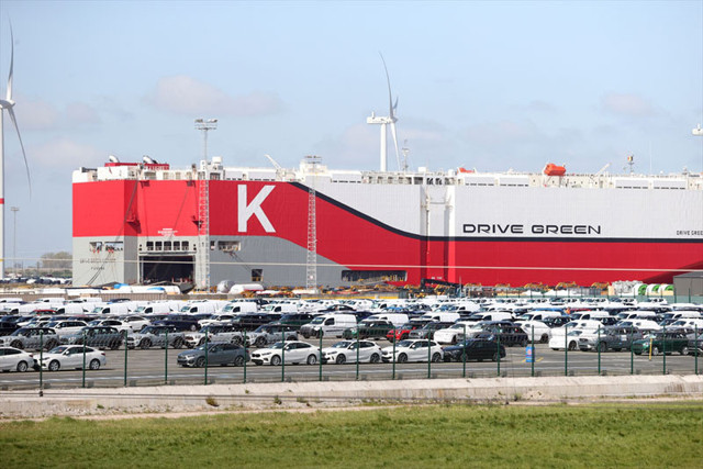 Rusya'ya gidecek binlerce araç Belçika limanına takıldı - Resim: 0