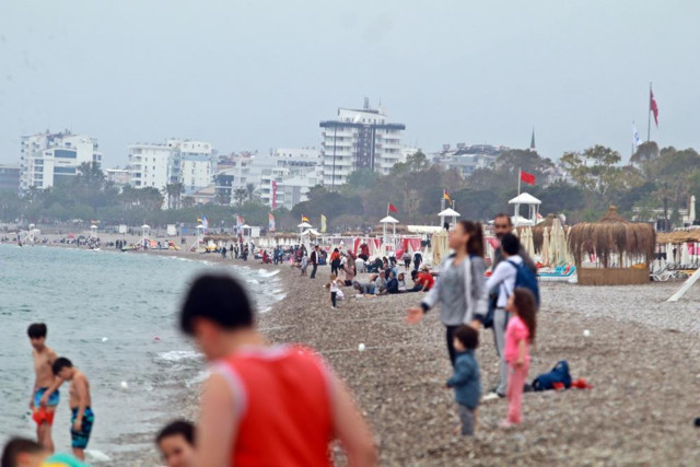 Antalya’nın dünyaca ünlü sahilinde bayram yoğunluğu - Resim: 1