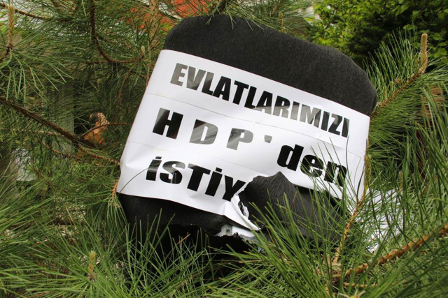 HDP Genel Merkezi önünde çelenk gerginliği HDP'liler çelengi kırmaya çalıştı - Resim: 0