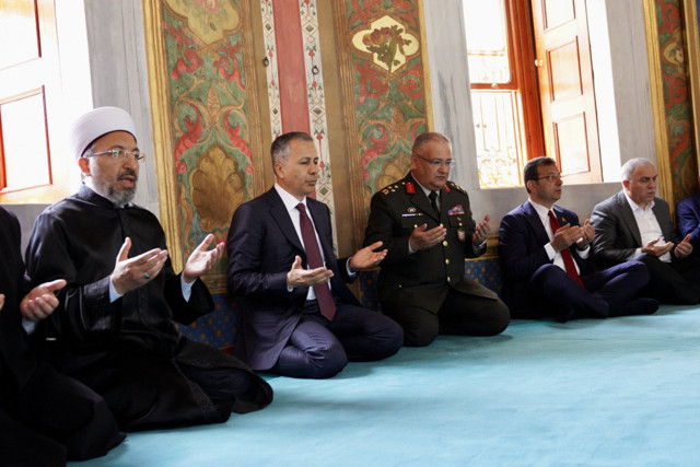 Ekrem İmamoğlu Fatih Sultan Mehmet'in kabrinde: Akşama tüm İstanbul davetli - Resim: 0