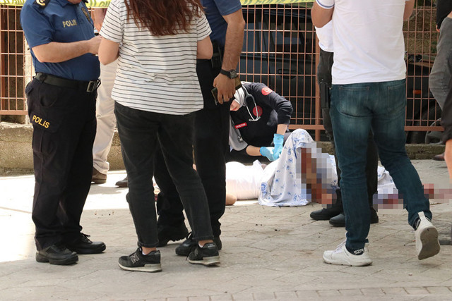 Boşanma kararı çıktı, balkondan girdiği evde katliam yaptı! Karısını öldürüp intihar etti, kızı da ağır yaralı - Resim: 1