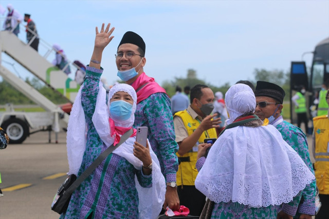 Güllerle karşılandılar: Salgın sonrası ilk hac kafilesi Suudi Arabistan'da - Resim: 0