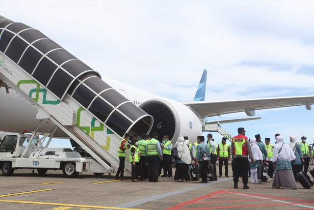 Güllerle karşılandılar: Salgın sonrası ilk hac kafilesi Suudi Arabistan'da - Resim: 1