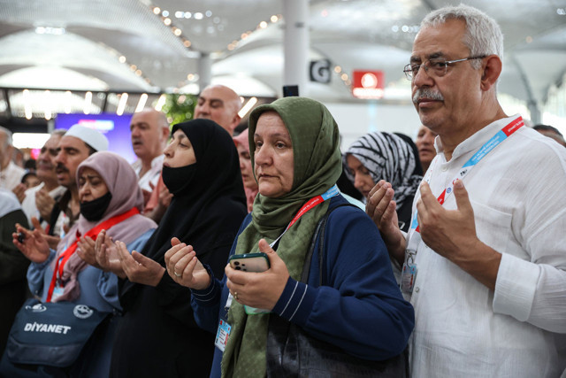 Duygu dolu anlar: İlk hac kafilesi İstanbul'dan uğurlandı - Resim: 1