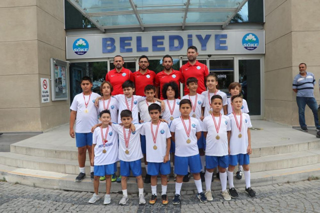 Söke Belediye Başkanı Tuncel’den minik futbolculara milli maç jesti - Resim: 0