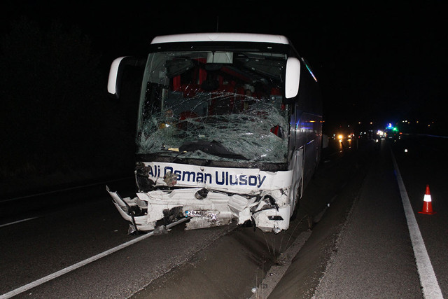 Balayı dönüşü korkunç son! Kastamonu'da otomobil ile otobüsün çarpıştı 2 kişi ölü, 16 kişi yaralandı - Resim: 2