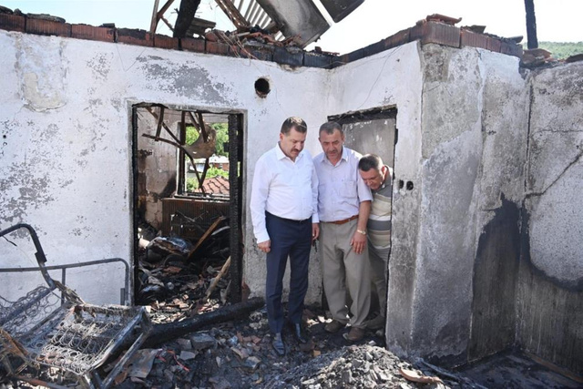 Vatandaşlar duygulandı! Şehidin evinde çıkan yangında Türk bayrağı ve Kur'an-ı Kerim yanmadı - Resim: 1