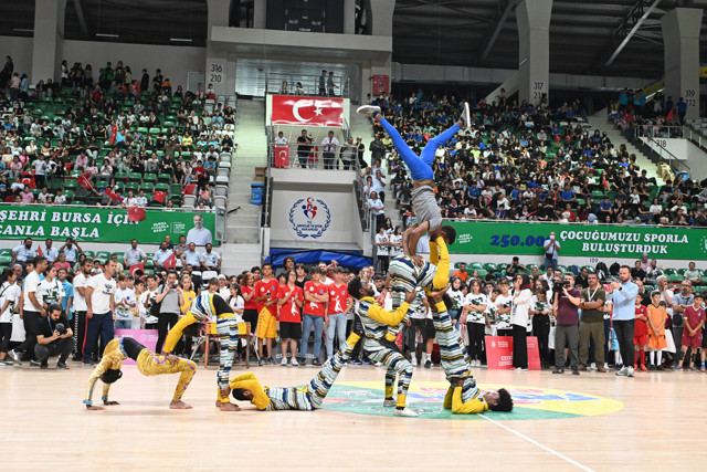 Bursa Büyükşehir 250 bin öğrenciye ulaştı spor coşkusu - Resim: 0