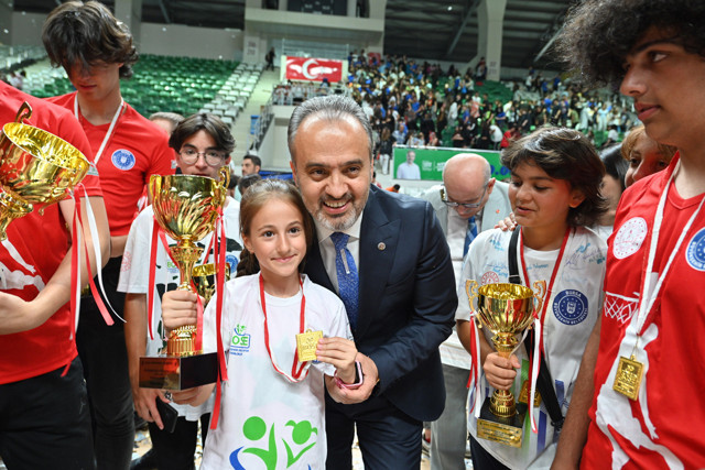 Bursa Büyükşehir 250 bin öğrenciye ulaştı spor coşkusu - Resim: 1