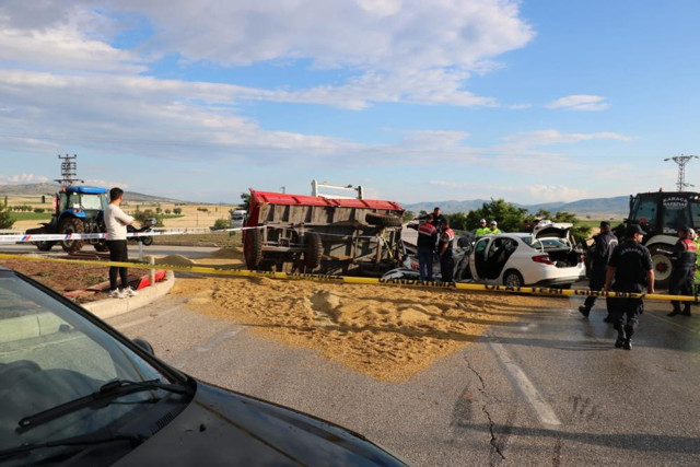 Afyonkarahisar'da feci kaza! Traktör römorkuna çarptı: Ölü ve yaralılar var - Resim: 1